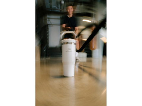 Stanley 890 мл IceFlow™ стакан с откидной соломинкой - Матовый белый - рис 4.