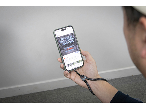 Ремешок-держатель для телефона с зарядным кабелем USB-C - USB-C Lany Wristband Charge Eco, серый - рис 22.